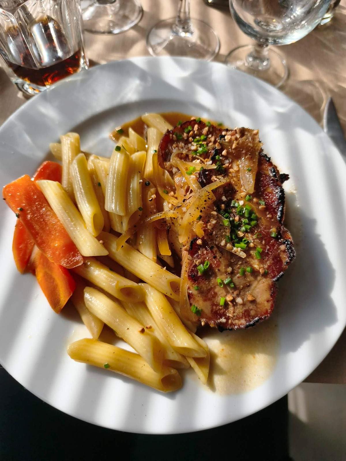 Échine de porc grillée, penne et carottes, en terrasse