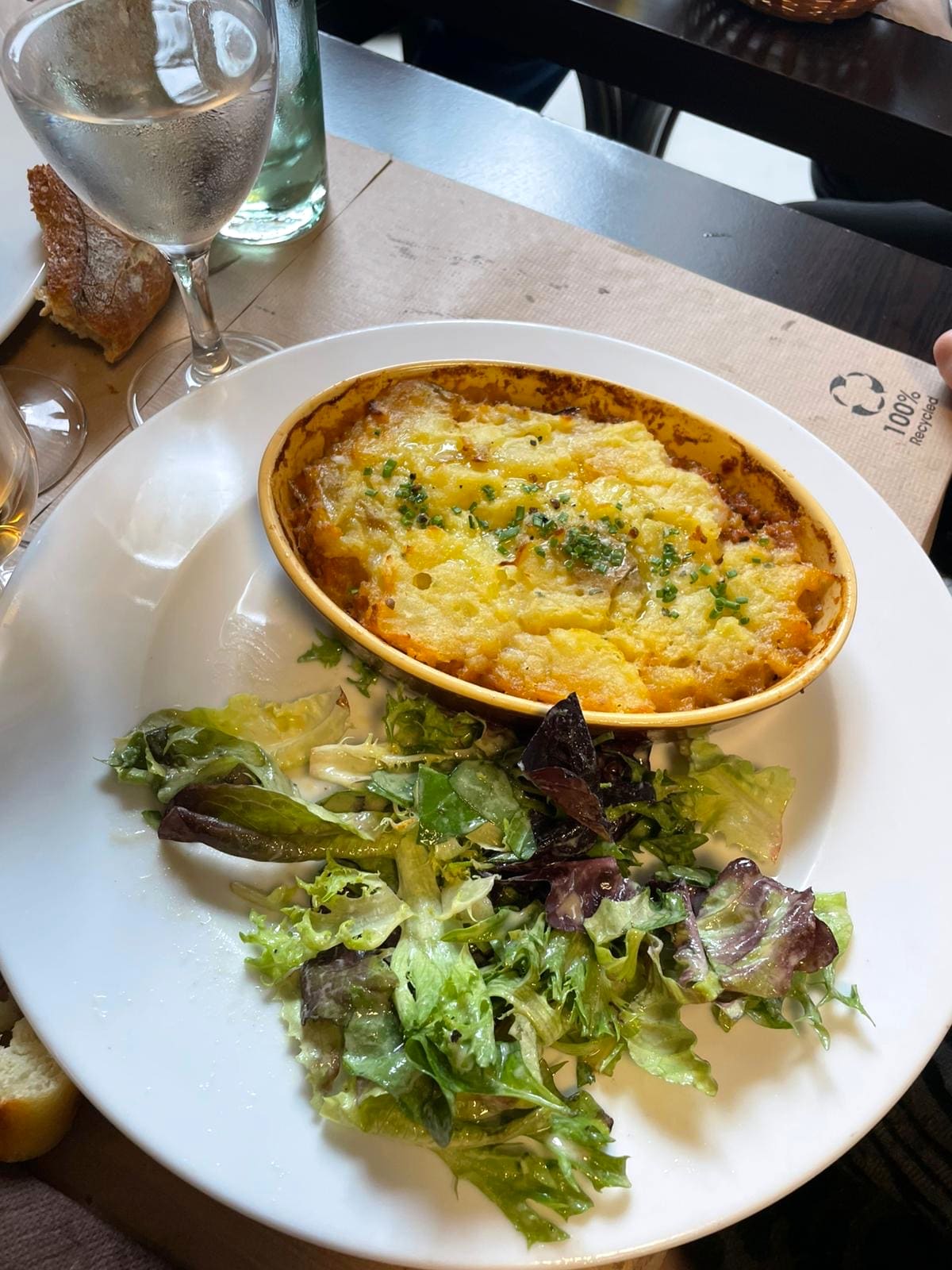 Gratin maison gratiné, salade verte