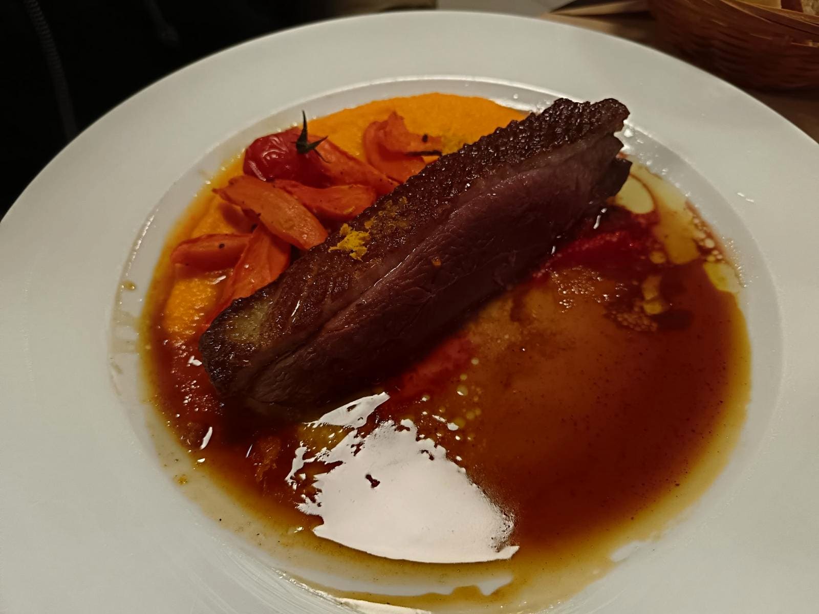 Magret de canard rôti, purée de carotte et jus corsé