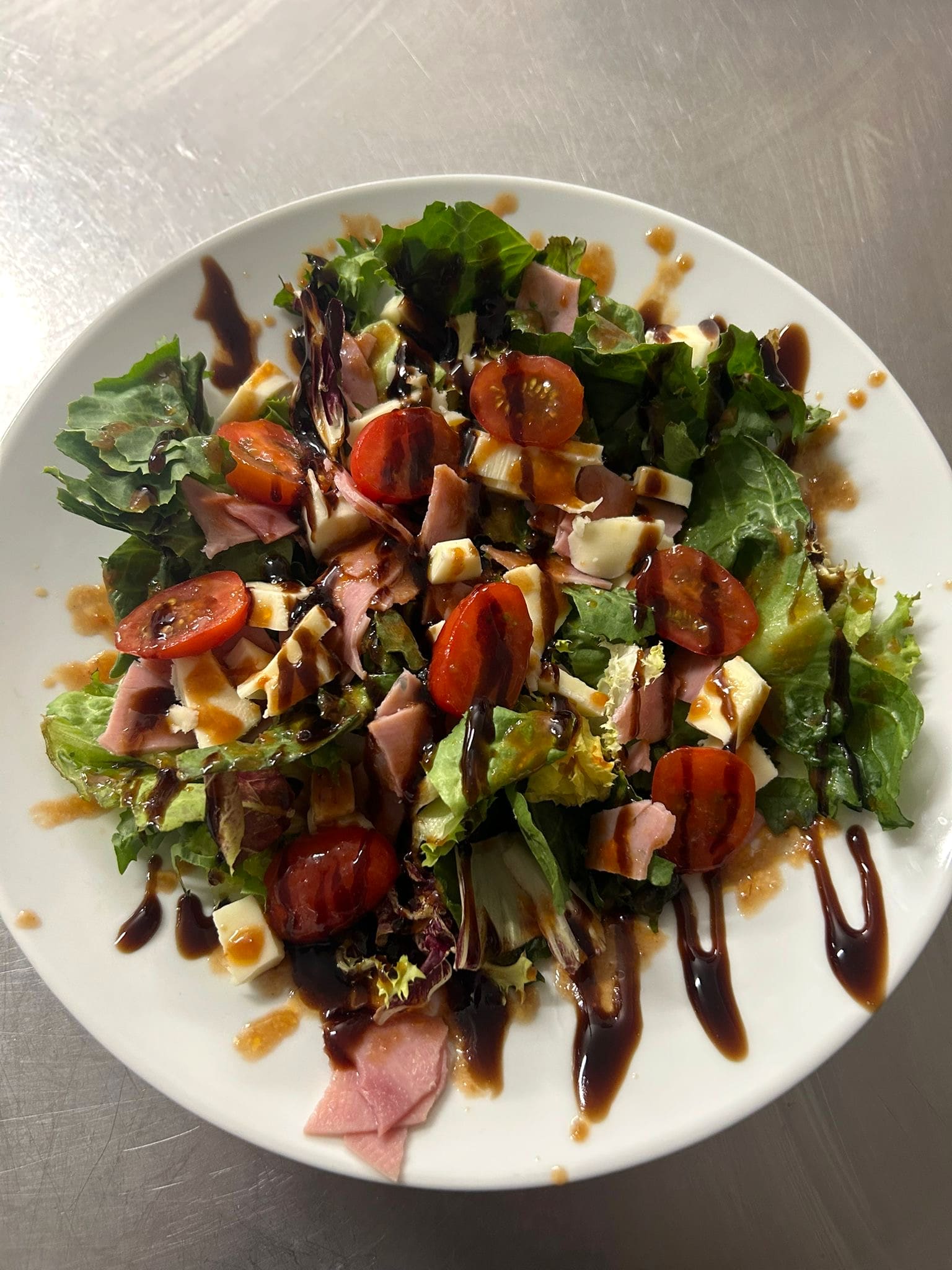 Salade composée, jambon, tomates et copeaux